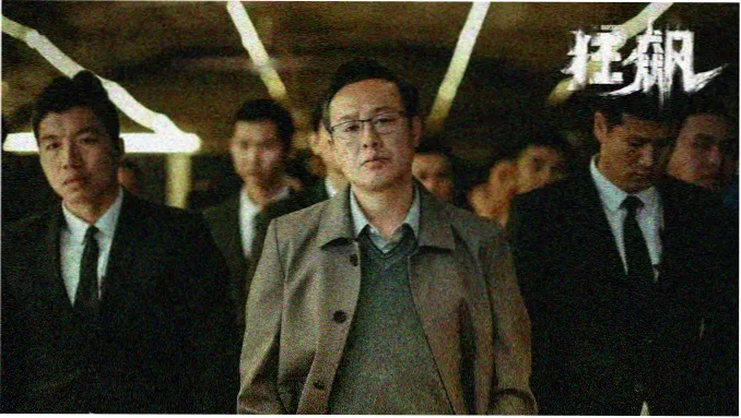 幕后详情配图，展示手稿与访谈材料